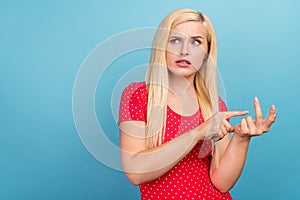 Photo portrait woman blonde hair counting fingers looking copyspace isolated pastel blue color background