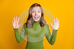 Photo portrait young girl in green turtleneck showing five fingers amazed stare  vivid green color background