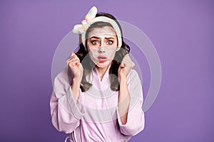 Photo portrait of young woman afraid confused with face foam mask looking in mirror isolated bright violet color