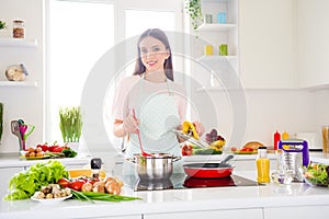 Photo portrait young woman cooking soup preparing dinner in kitchen