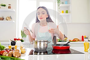 Photo portrait young woman cooking soup smelling scent