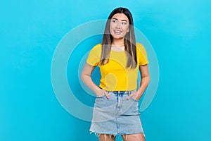 Photo pretty asian girl model wear t-shirt denim short skirt look side empty space advertise outfit  blue color