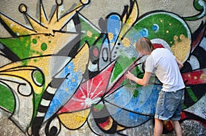 Photo in the process of drawing a graffiti pattern on an old con