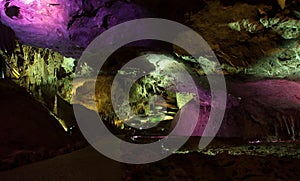 Photo Prometheus cave with beautifully illuminated stalactites and stalagmites