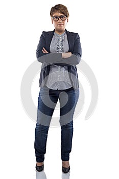 Photo pudgy woman in jeans with arms crossed