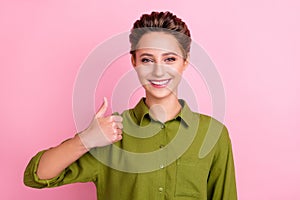 Photo of reliable lady raise thumb up approve solution wear green shirt isolated pink color background
