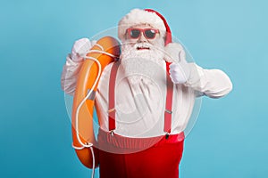 Photo of retired old man grey beard hold inflatable circle show thumb-up protect beach ready save life wear red santa x