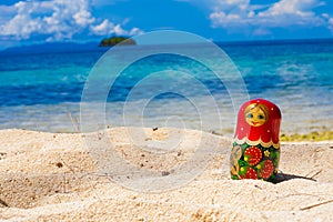 Photo Russian Dolls Matrioshka Souvenir Untouched Tropical Beach in Bali Island. Horizontal Picture. Blurred Background