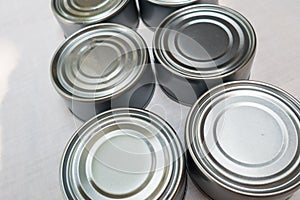 A photo of six Stacked cans