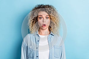 Photo of speechless crazy stunned lady look camera wow reaction wear casual shirt isolated blue color background photo