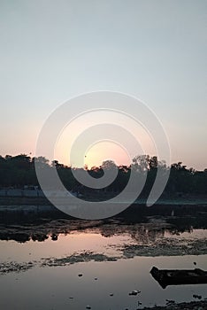 Photo of the sun setting with the lake in the city of India