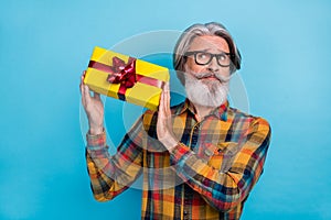 Photo of suspicious man dressed checkered shirt glasses guess inside gift box empty space isolated blue color background