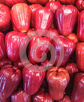 Photo tropical fruit on the counter of the supermarket