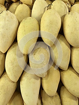 Photo tropical mango fruit on the counter of the supermarket