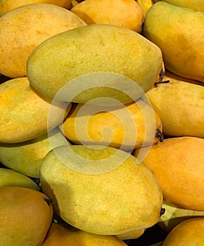 Photo tropical mango fruit on the counter of the supermarket