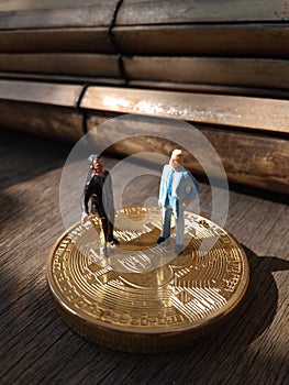 Photo two businessman mini figure toys, chit chat about bitcoin photo