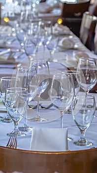 Photo Vertical Tableware arranged on round table with white cloth for eating at an occasion