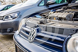 Photo A Volkswagen Golf 4 used old car with an open hood at service station