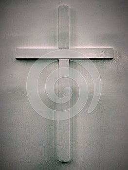 Photo white wooden christian cross bulging on a gray white background for use in religious symbols