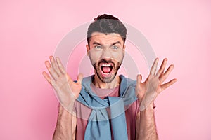 Photo of young angry crazy screaming shouting man having conflict problem isolated on pink color background