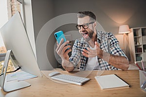 Photo of young business man boss angry mad scream shout cellphone problem trouble distance work home