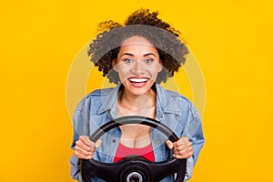 Z mladý veselý americký šťastný žena držať ruky volant na farba 