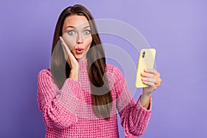 Photo of young shocked amazed crazy woman hold smartphone see bad news information isolated on purple color background