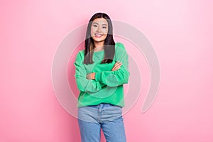 Photo of young successful entrepreneur korean lady folded arms confident person wear stylish green sweatshirt isolated