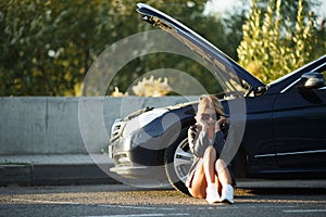 Z mladá žena najbližšie zlomený auto otvoriť kapucňa 