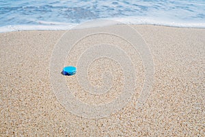 Photograph that illustrates the incitement of vacationers who throw garbage and plastic on the beach, dirtying and polluting it