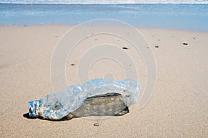 Photograph that illustrates the incitement of vacationers who throw garbage and plastic on the beach, dirtying and polluting it