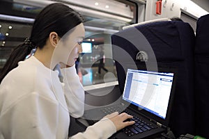 Una donna viaggio un per affari il treno 