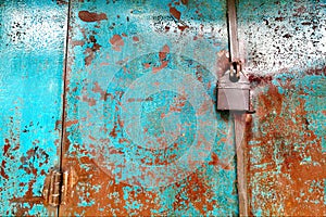 Lock on rusty old style gate