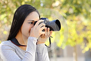 Photograph woman learning photography in a park