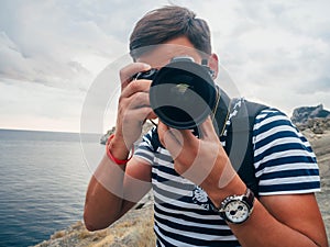 Fotograf samec turista digitálne veľký objektív 