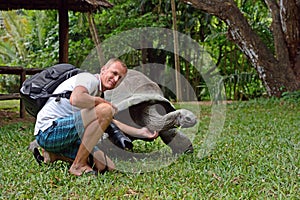 The photographer photographs a turtle