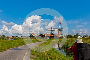 Photographer takes windmills in Zaanse Schans, Hol