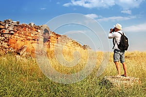 Photographing attractions . man photographs the ruins of the ancient city . Hierapolis . Turkey