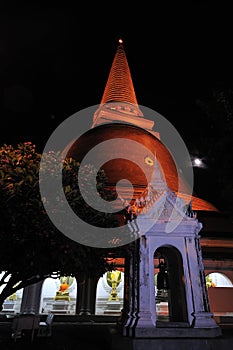 Phra Pathom Chedi at full moon