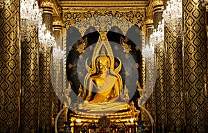 Phra Phuttha Chinnarat is the Buddha image