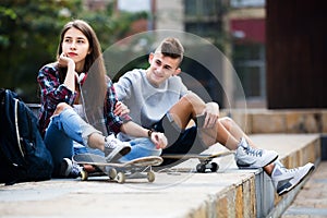 Phubbing: teenager ignore her friend