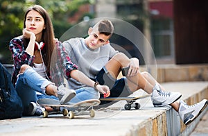 Phubbing: teenager ignore her friend photo