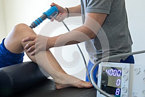 Physical therapy of the knee and the foot with shock wave