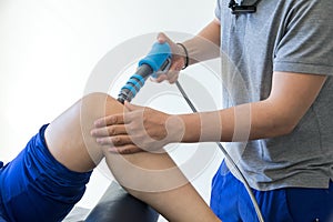 Physical therapy of the knee and the foot with shock wave