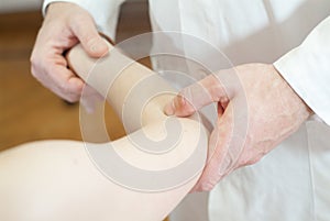 Physiotherapy for joint pain in the elbow