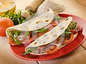 Piadina with ham and arugula