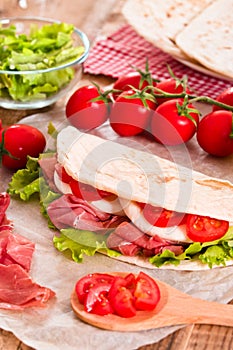 Piadina with ham and lettuce.