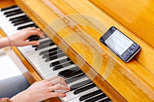 Piano music lesson online from smartphone