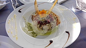 piatto raffinato di pesce e patate con decorazioni photo