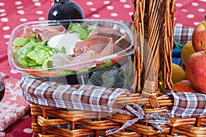 Pic-nic basket photo